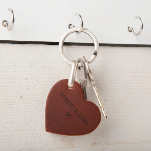 Personlig nyckelring med gravyr - Presenttips hjärta