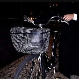 Reflekterande regnskydd till cykelkorg - Mors dag present