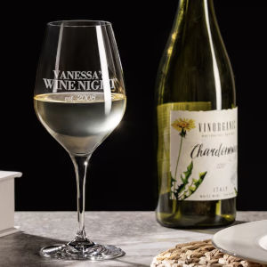 Glas med gravyr för vitt vin - Presenttips